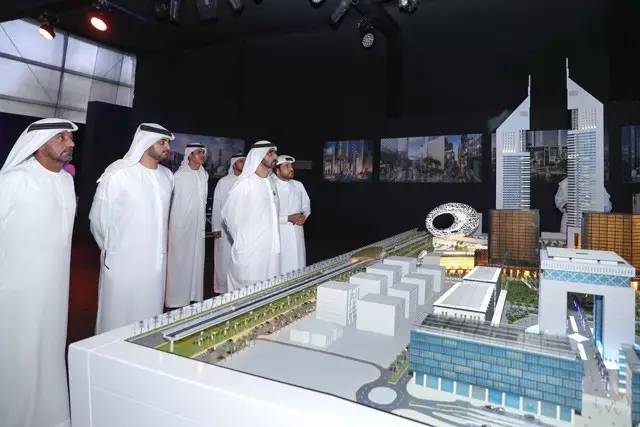 ▲阿聯(lián)酋副總統(tǒng)和總理兼杜拜總統(tǒng)謝赫?穆罕默德（右二）參觀阿聯(lián)酋塔樓商業(yè)園模型（圖片來自網絡）