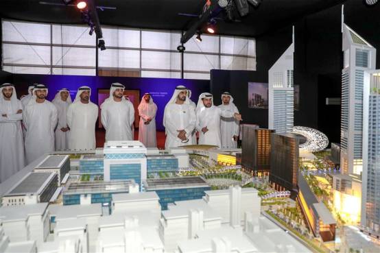 ▲阿聯(lián)酋副總統(tǒng)和總理兼杜拜總統(tǒng)謝赫?穆罕默德（右三）參觀阿聯(lián)酋塔樓商業(yè)園模型 （圖片來自網絡）