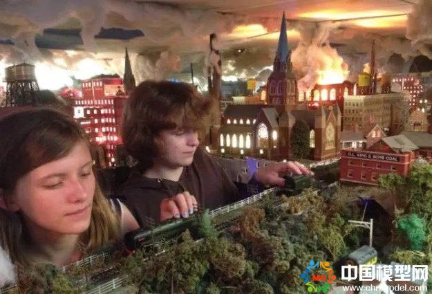 北美最大兒童鐵路收藏展看火車模型圍著沙盤轉(zhuǎn)
