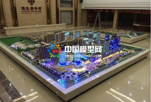 建筑模型是沙盤的一個部分，沙盤模型內(nèi)容更廣